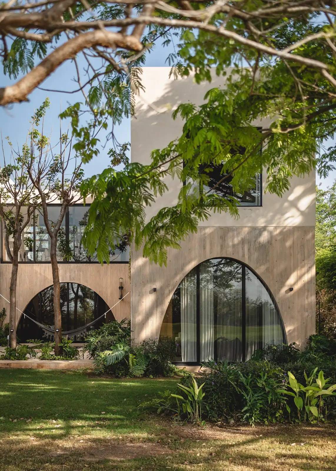 Fachada con arcos y jardín